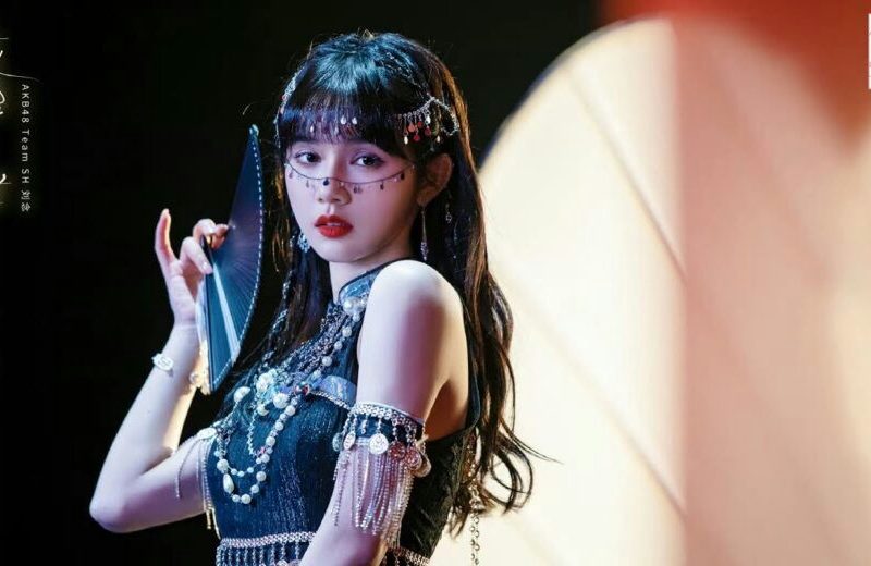 Liu Nian AKB48 exitpeople' 'woman' 'jewelry' 'red' 'lips' 'fan.