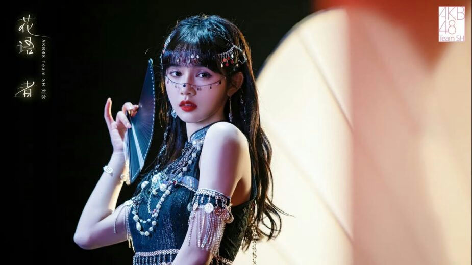 Liu Nian AKB48 exitpeople' 'woman' 'jewelry' 'red' 'lips' 'fan.