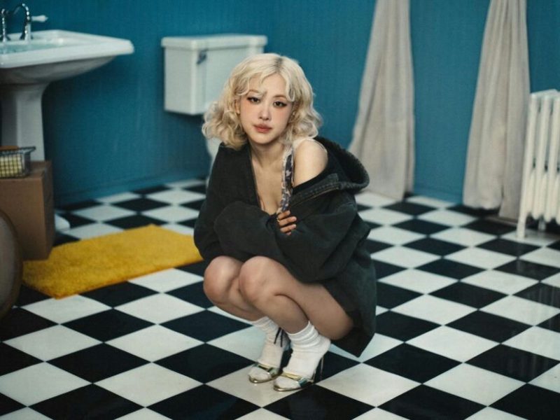 BLACKPINK Rosé controversyperson' 'squatting' 'bathroom' 'blonde' 'tiles.