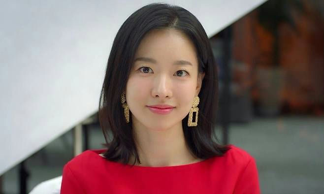 A Graceful Liar premiere ratingswoman' 'earrings' 'red' 'hair' 'portrait.