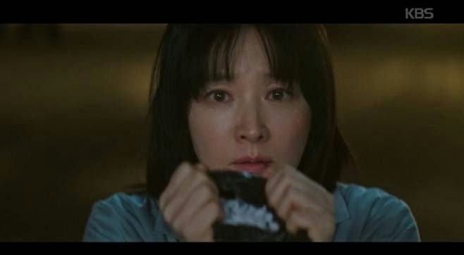 Lee Young-ae Walking on Thin Ice ratingsperson' 'woman' 'distress' 'crying' 'holding' 'cloth.