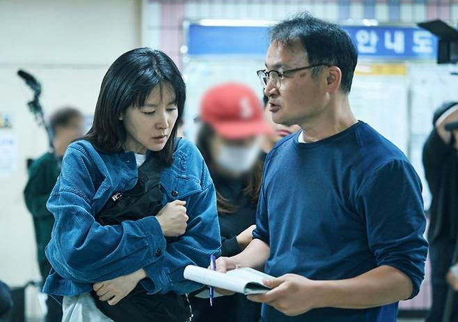 Lee Young-ae Walking on Thin Ice ratingspeople' 'script' 'blue' 'shirt' 'glasses' '' 'sian.