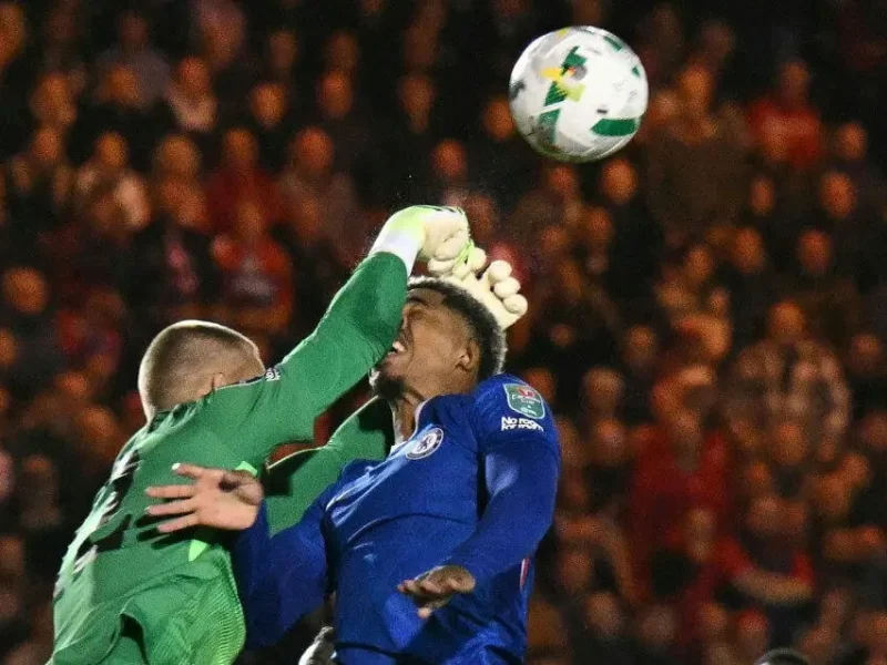 chelsea goalkeeper punches teammate