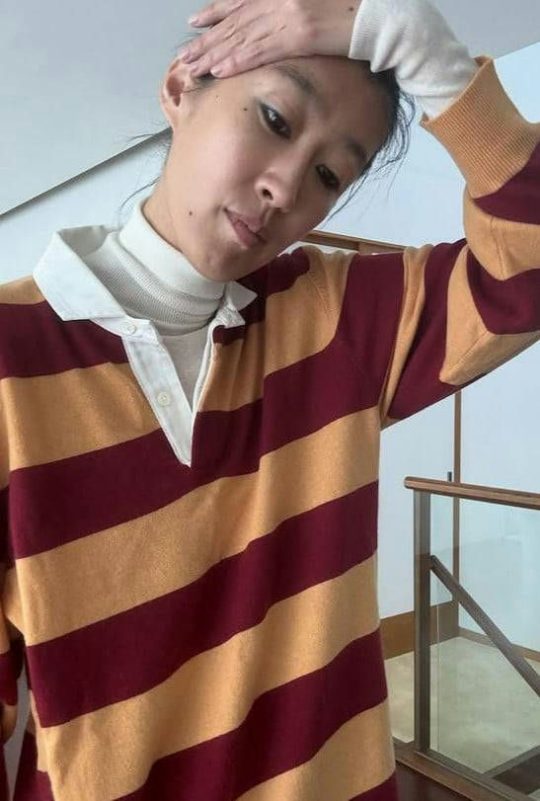 Hong Jin-kyung divorce health concernperson' 'woman' 'sweater' 'stripes' 'hand.