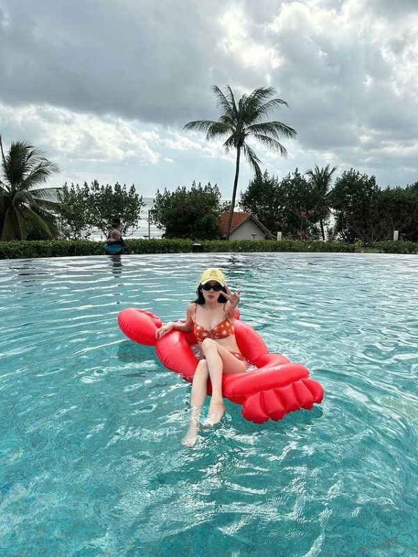 Dara 2NE1 bikini photos ageless beautypeople' 'woman' 'pool' 'bikini' 'lobster' 'float.