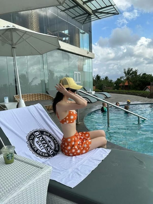 Dara 2NE1 bikini photos ageless beautywoman' 'swimsuit' 'pool' 'hat' 'towel.