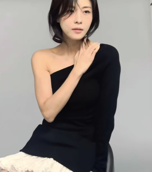 Ha Ji-won slender figureperson' 'woman' 'one' 'sleeve' 'dress' 'sitting.