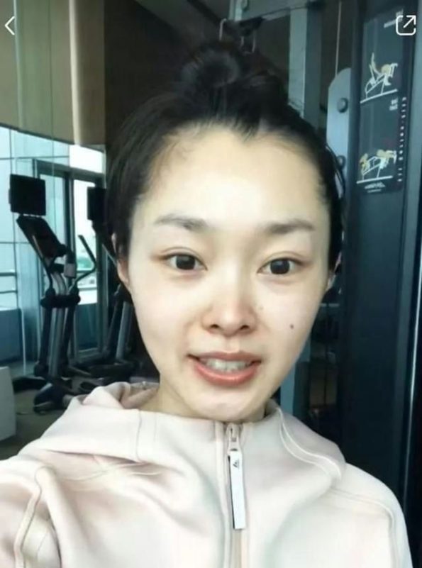 Chinese actresses bare face without makeupperson' 'indoor' 'fitness' 'equipment' 'smile' 'hoodie.