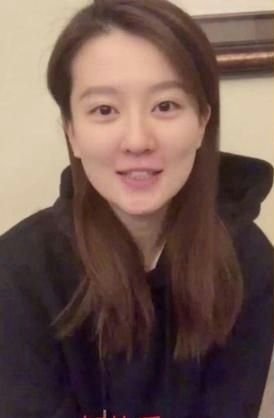 Chinese actresses bare face without makeuppeople' 'female' 'smiling' 'hoodie' 'indoors.