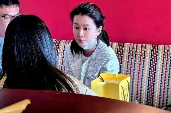 Chinese actresses bare face without makeuppeople' 'indoor' 'mask' 'yellow' 'bag' 'jacket.