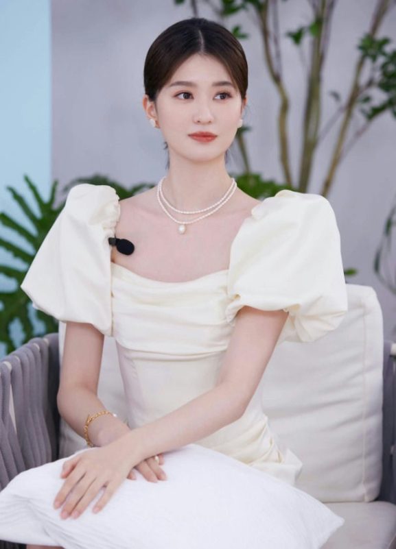 Chinese actresses bare face without makeupperson' 'woman' 'dress' 'pearl' 'sleeve.