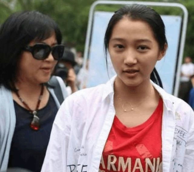 Chinese actresses bare face without makeup' '' 'outdoor' 'fashion' 'sunglasses' 'armani.