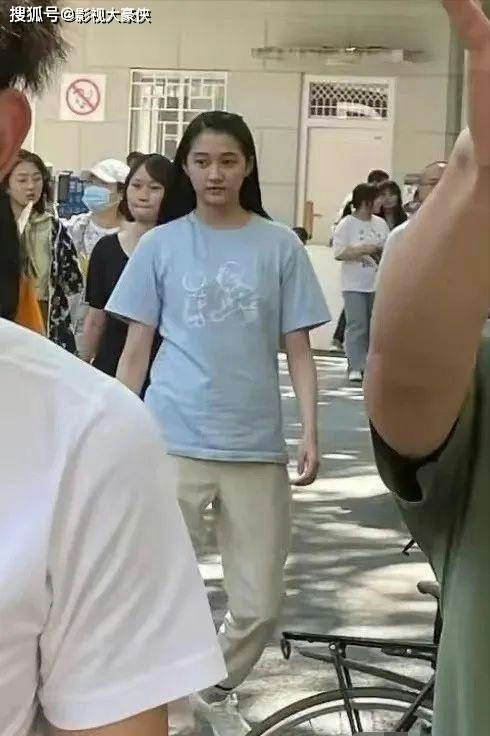 Chinese actresses bare face without makeuppeople' 'outdoors' 'street' 'daylight' 'building.