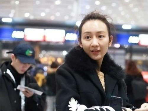 Chinese actresses bare face without makeuppeople' 'airport' 'winter' 'fashion' 'daylight.