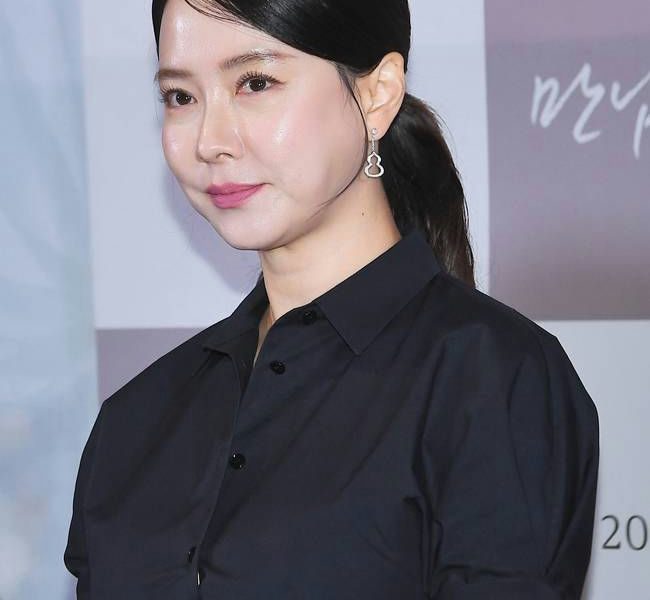Song Ji-hyo Home behind Bars comebackwoman' 'ponytail' 'shirt' 'earring' 'buttons.