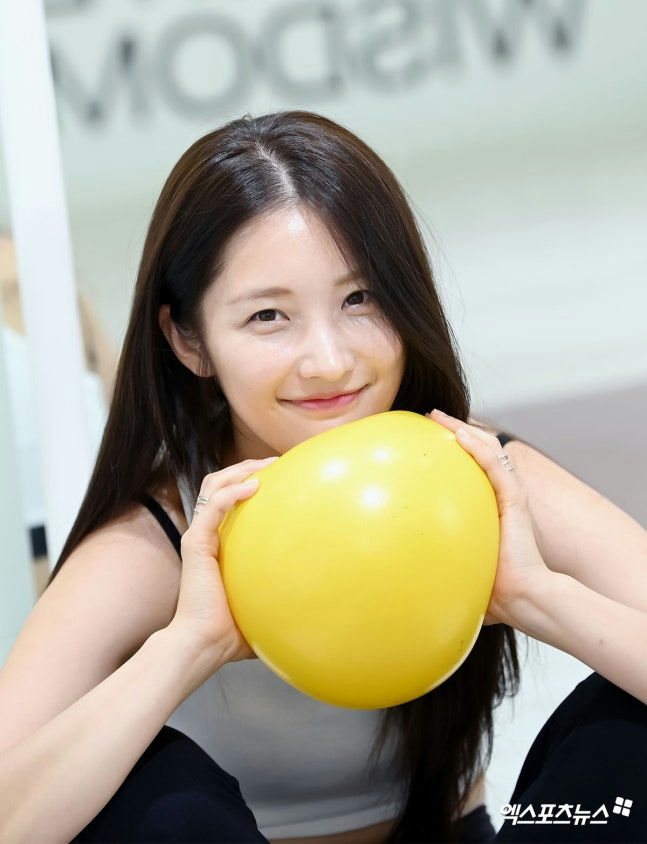 Nam Ji-hyun 4Minute discord rumorsperson' 'woman' 'yellow' 'balloon' 'cheerful.