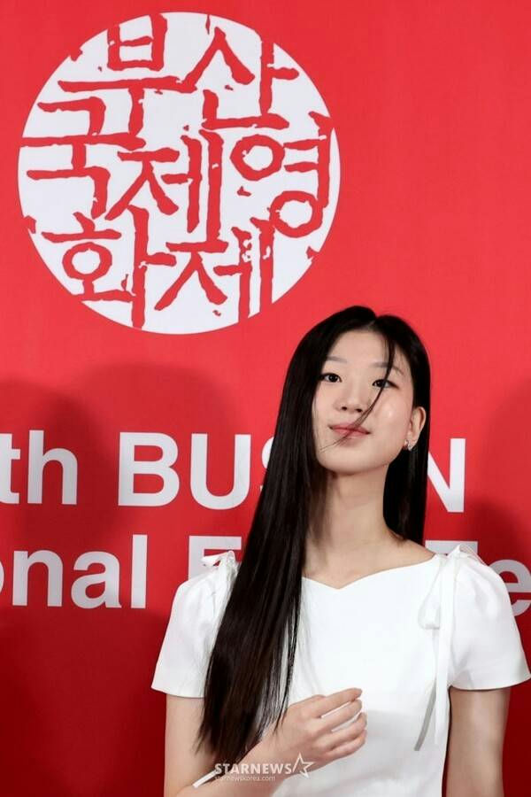 Lee Ji-won BIFF Best Actor Awardpeople' 'woman' 'red' 'hair' 'dress.