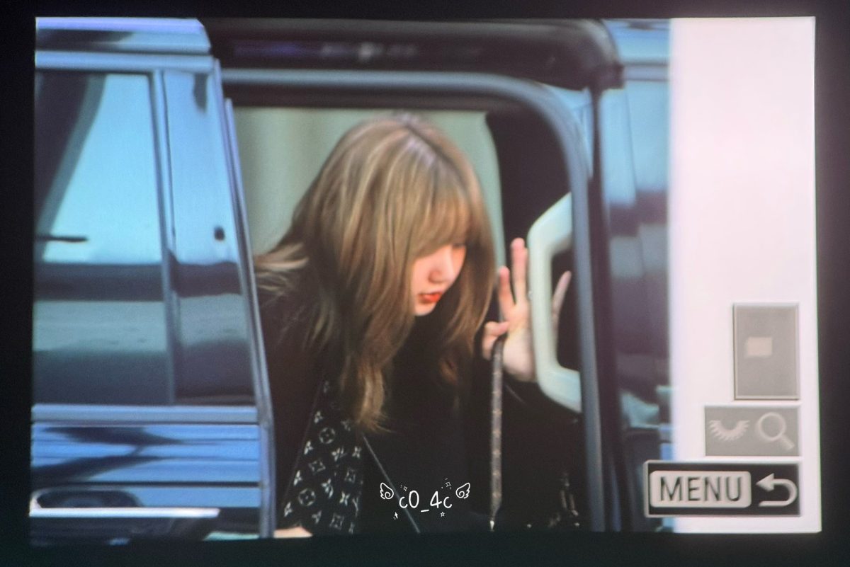 Lisa head to Paris Fashion Week Spring–Summer 2026car' 'woman' 'blondehair' '' 'ouis' 'uitton.