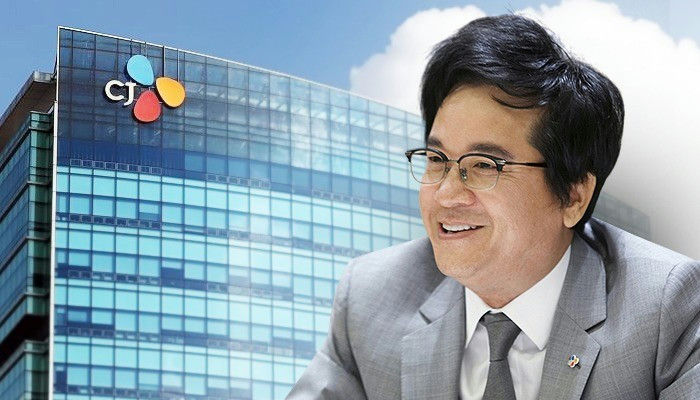 CJ Chairman Lee Jae Hyun scandalman' 'suit' 'corporate' 'building' 'smiling.