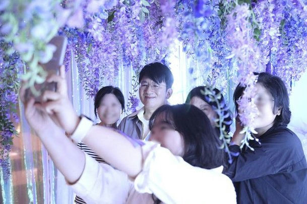 HYBE Family Night 2025people' 'selfie' 'wisteria' 'flowers' 'group.