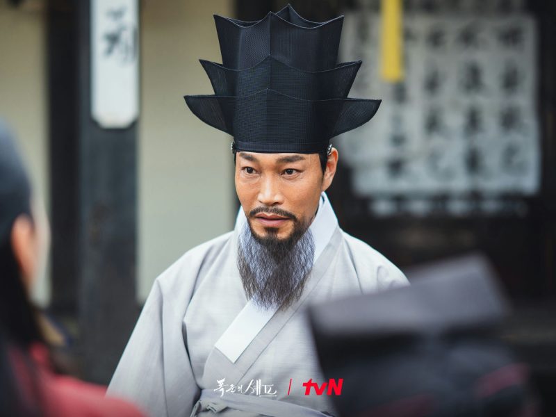 Choi Gwi Hwa Bon Appétit, Your Majesty finalepeople' 'man' 'traditional' 'clothing' '' 'orean' 'beard.
