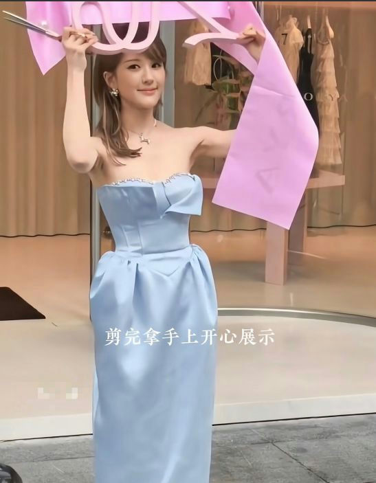 Zhao Lusi unstoppable popularitywoman' 'blue' 'dress' 'pink' 'jewelry' 'smile.