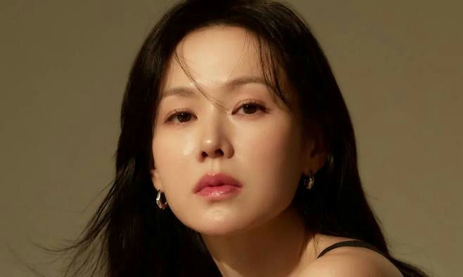 Son Ye Jin Lee Byung Hun joke misunderstandingpeople' 'woman' 'portrait' 'earrings' 'black' 'hair.