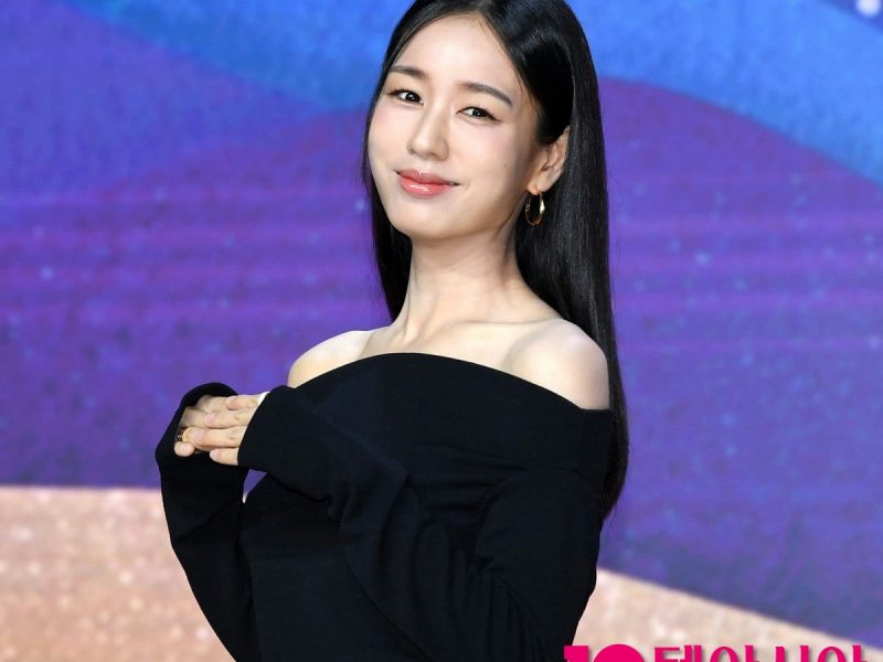 Ahn Eun Jin weight losspeople' 'woman' 'off' 'the' 'shoulder' 'long' 'hair' 'earrings.