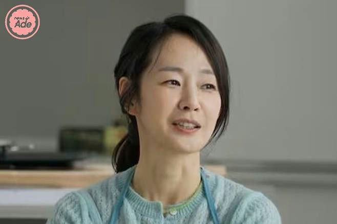 Myung Se Bin divorce strugglespeople' 'woman' 'indoors' 'sweater' 'apron.