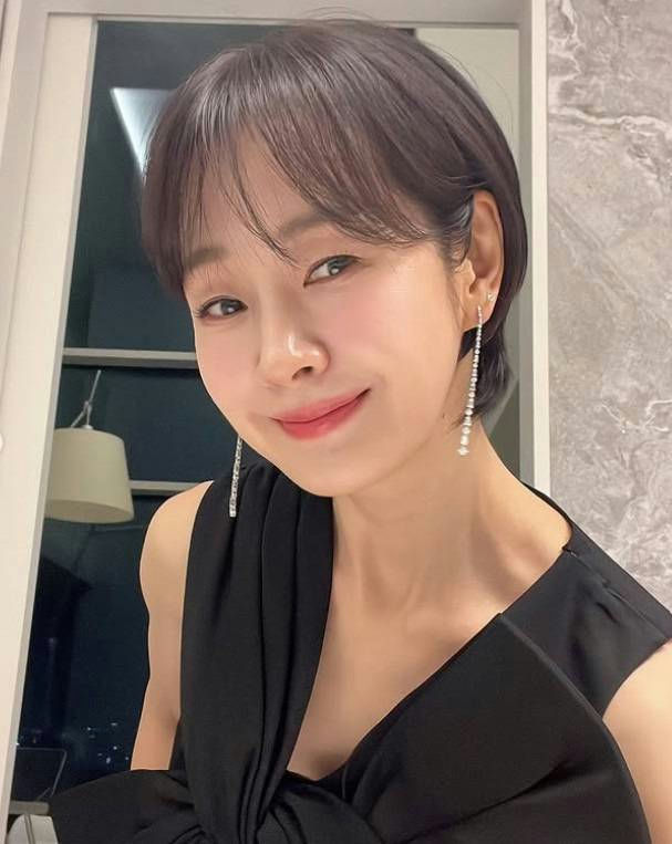 Myung Se Bin divorce strugglesperson' 'earrings' 'smile' 'dress' 'portrait.