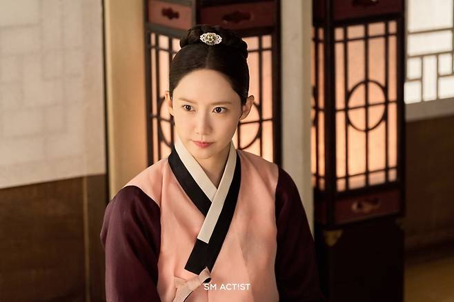 Yoona Lee Chae Min chemistry Bon Appétit, Your Majestypeople' 'woman' 'hanbok' 'ornament' 'serious.