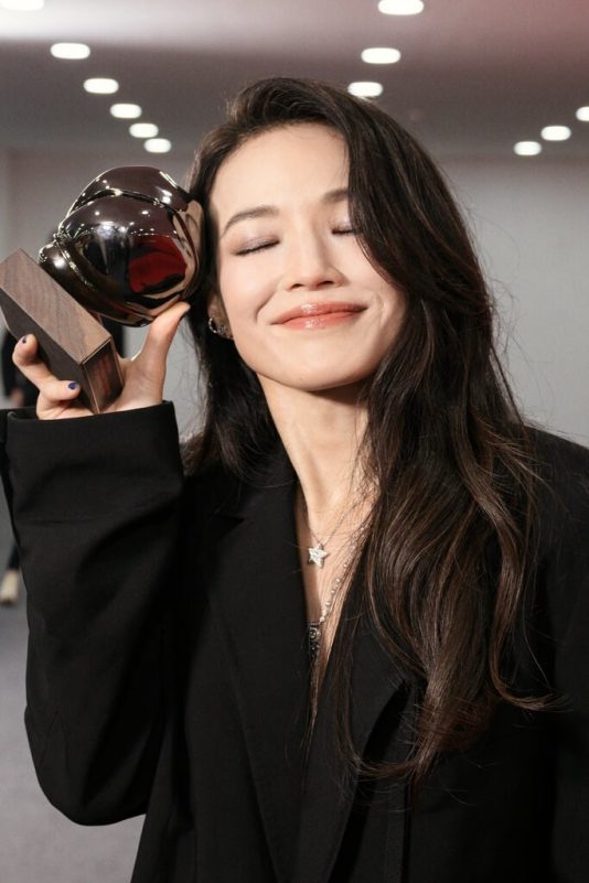 Shu Qi Han Hyo Joo Busan Film Festival viral photoperson' '' '' 'award' '' '' 'smile' '' '' 'black' 'suit.