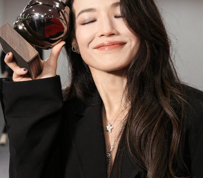 Shu Qi Han Hyo Joo Busan Film Festival viral photoperson' '' '' 'award' '' '' 'smile' '' '' 'black' 'suit.