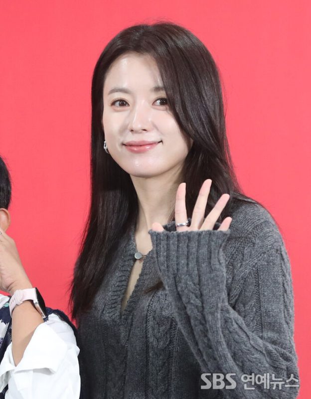 Shu Qi Han Hyo Joo Busan Film Festival viral photoperson' 'woman' 'waving' 'sweater' 'smiling.