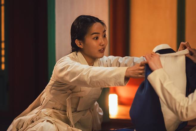 Yoon Seo Ah Gil Geum Bon Appétit, Your Majestypeople' 'woman' 'hanbok' 'traditional' 'clothes' 'adjusting.