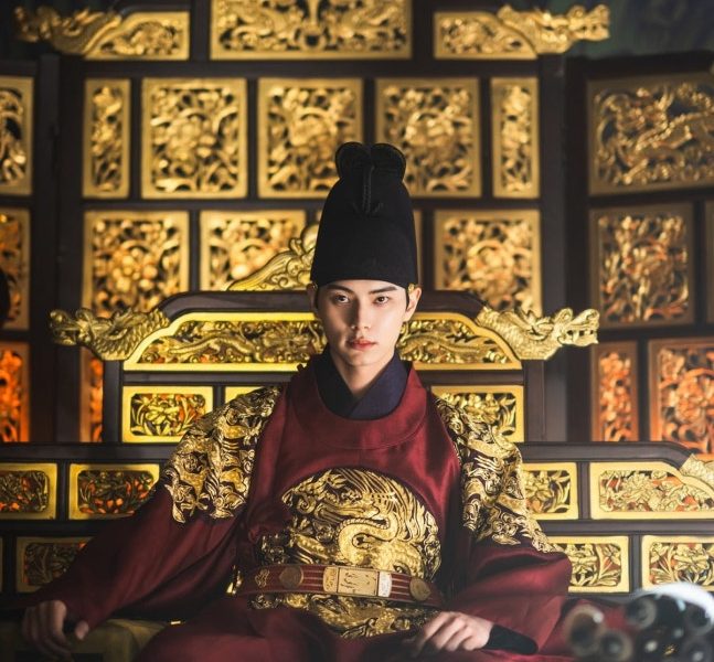 Lee Chae Min Bon Appétit, Your Majesty finaleperson' '' 'sian' 'royal' 'throne' 'ornate' '.
