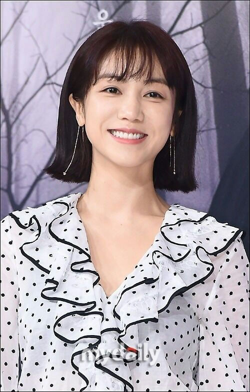 Kim Ok-bin marriage November 16people' 'woman' 'smile' 'earrings' 'blouse.