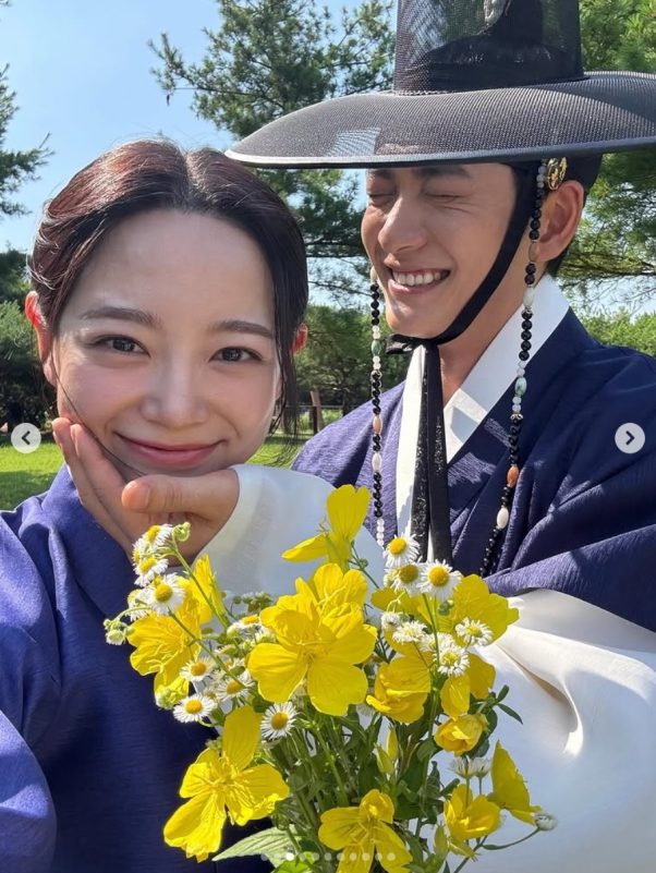 Kim Se Jeong Moon River historical dramapeople' 'flowers' 'hanbok' 'hat' 'smile.