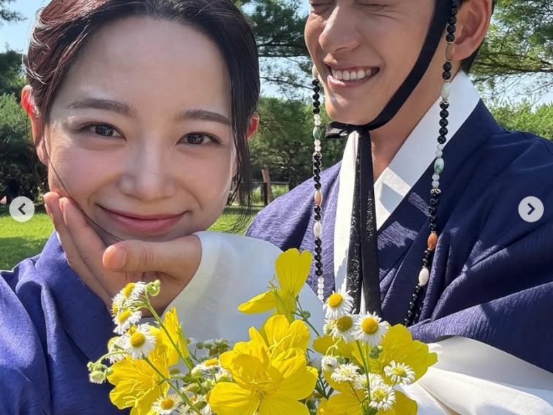 Kim Se Jeong Moon River historical dramapeople' 'flowers' 'hanbok' 'hat' 'smile.