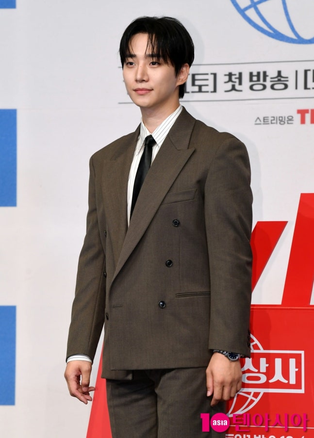 Lee Junho Typhoon Family press conference Im Yoon Ahperson' 'man' 'suit' 'tie' 'formal.