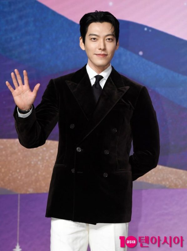 Kim Woo-bin variety show appearanceperson' 'smiling' 'waving' 'suit' 'tie.