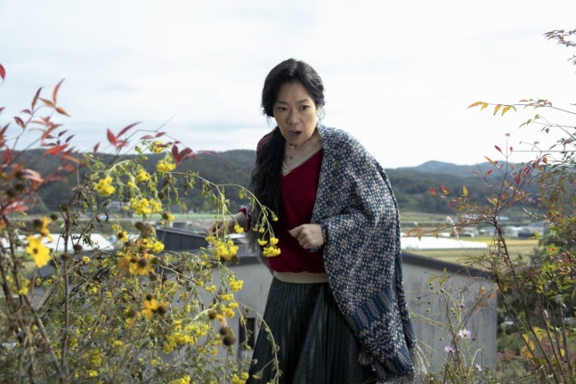 Son Ye Jin Yeom Hye Ran matching outfits No Other Choiceperson' 'woman' 'outdoors' 'flowers' 'shocked.