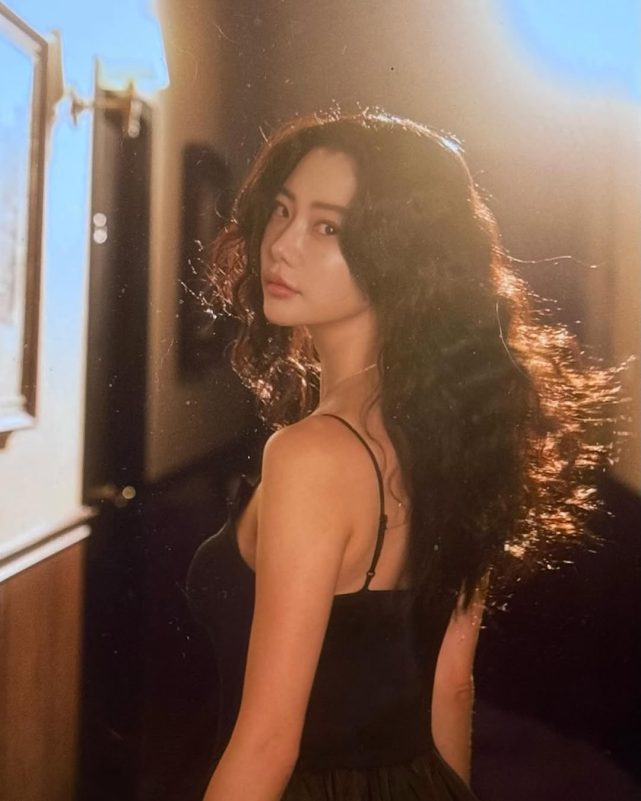 Clara Lee scandal and luxury lifewoman' 'portrait' 'hair' 'dress' 'hallway.