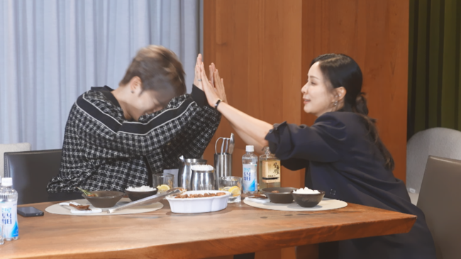 Kim Jaejoong female celebrity approachestwo' 'highfive' 'table' 'food' 'indoors.