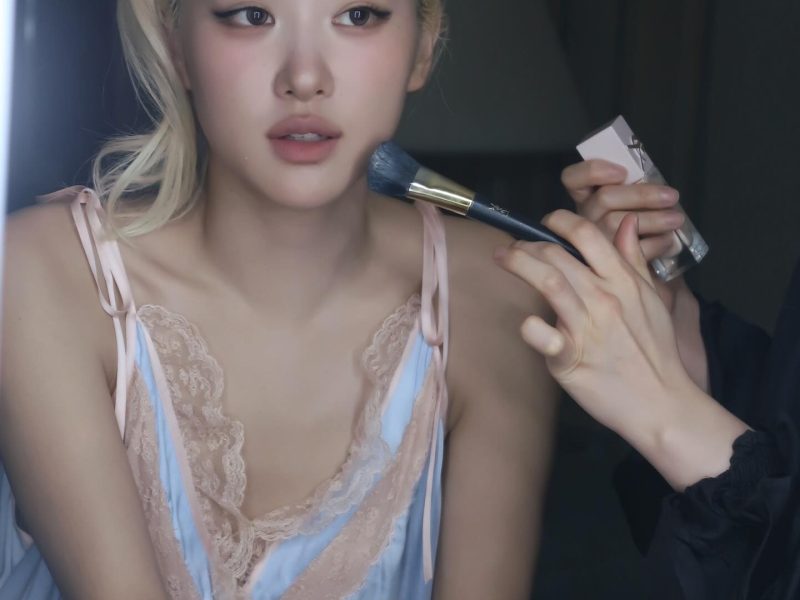 BLACKPINK Paris Fashion Week controversy people' '' 'osé' 'makeup' 'nightgown' 'jewelry.