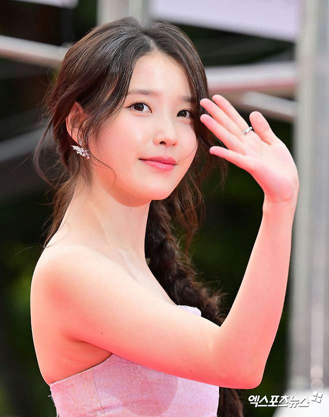 IU weight gain beauty dress lookperson' '' '' '' 'waving' 'dress' 'earring.