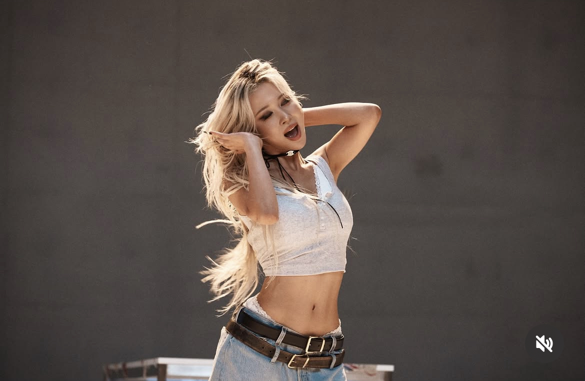 Dayoung solo Bodywoman' 'blond' 'hair' 'tank' 'top' 'belt' 'open' 'mouth.