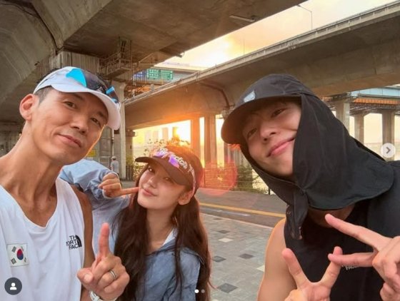 NewJeans Danielle lawsuit Sean morning runpeople' 'selfie' 'hats' 'bridge' 'outdoors.