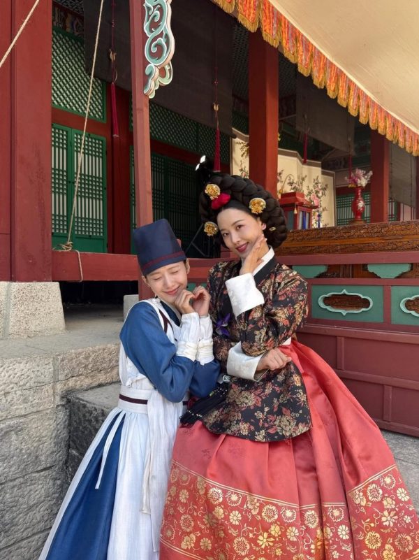 Girls’ Generation YoonA praised by co-starspeople' '' 'anbok' '' 'riendship' '' 'radition' '' 'uilding.