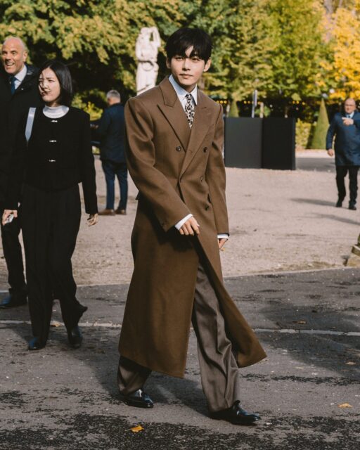 BTS V Uma Thurman Paris Fashion Weekpeople' 'fashion' 'coat' 'walk' 'style.